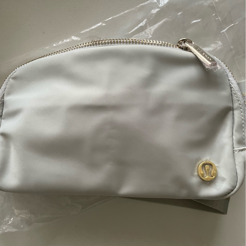 Lululemon everywhere belt bag